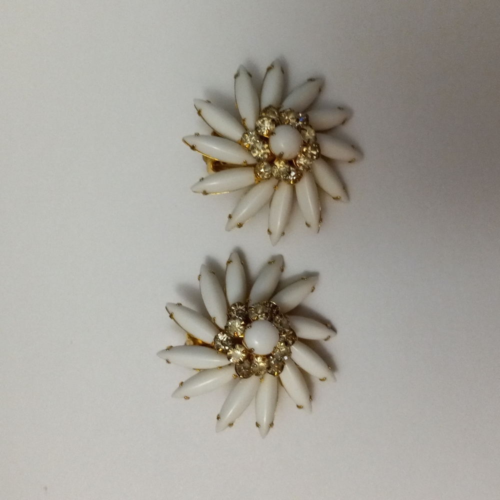JUDITH LEE EARRINGS MILK GLASS SPIRAL FLOWER Vintage